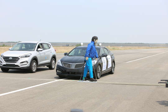 자율주행차량이 정상 주행하면서 마네킹 보행자를 발견하자 자동비상제동장치(AEBS)를 작동해 정차하고 있다.